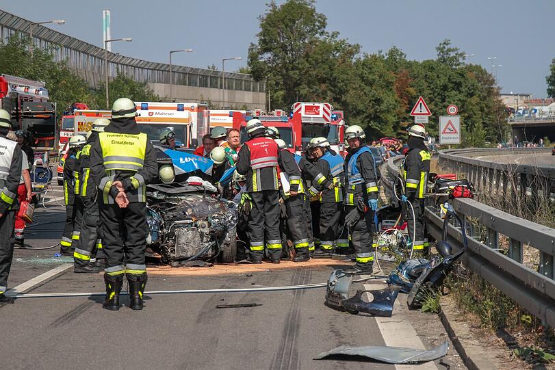 Der Pkw wurde komplett zerstört, sowohl die Fahrerin als auch der Fahrer erlitten schwere Verletzungen. Auch viele Insassen im Bus wurden verletzt. Die Bilder vom Unfallort auf der A73 bei Nürnberg.