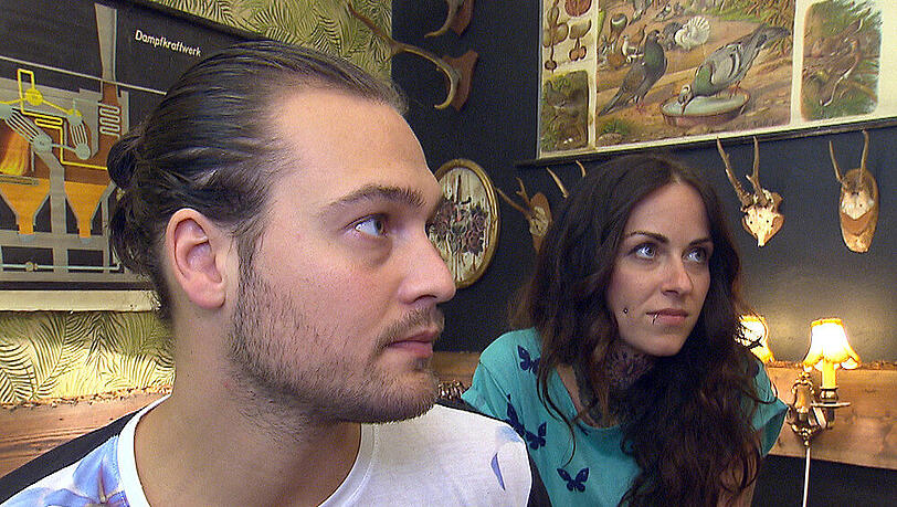 "Berlin - Tag & Nacht": Marcel und Caro stehen kurz vor der Vertragsunterzeichnung für ihr neues Tattoostudio. "Berlin - Tag & Nacht": Marcel und Caro stehen kurz vor der Vertragsunterzeichnung für ihr neues Tattoostudio.