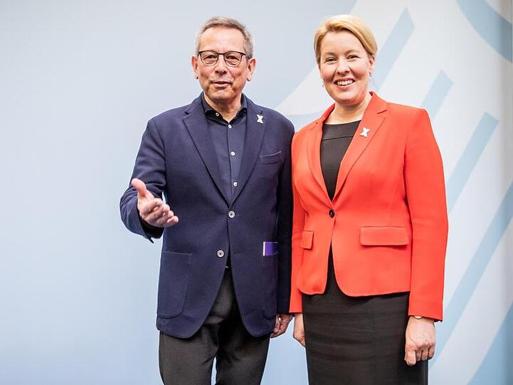 Johannes-Wilhelm Rörig, der Unabhängige Beauftragte für Fragen des sexuellen Kindesmissbrauchs, steht neben Franziska Giffey (SPD), Familienministerin.