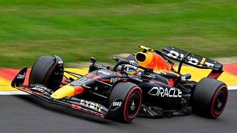 Der Mexikaner Sergio Perez steuert seinen Red-Bull-Boliden über die Strecke.