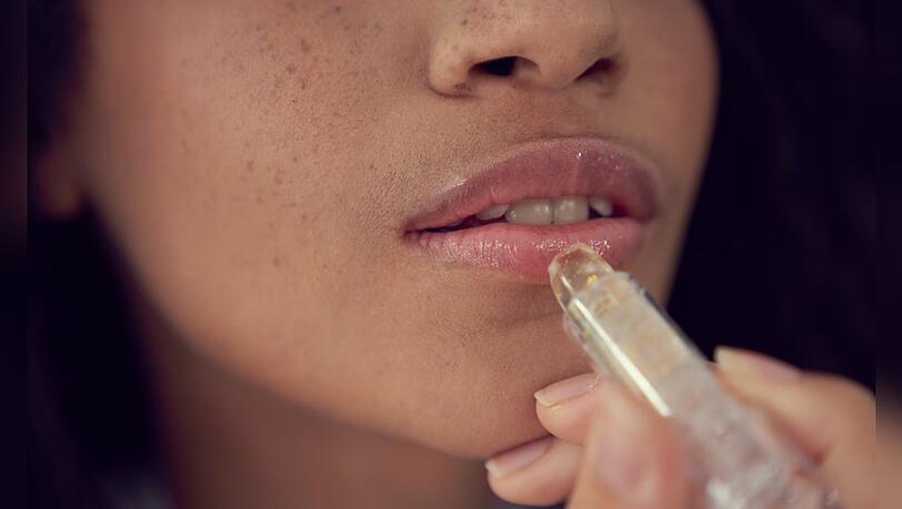 Facial für die Lippen: Eine pflegende Lippenmaske kann bei trockenen und rissigen Lippen Wunder bewirken.
