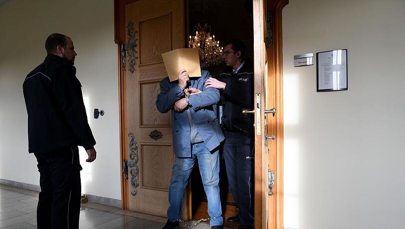 Weil er drei Menschen getötet hat, wurde der Mann zu lebenslanger Haft verurteilt. (Archivbild)