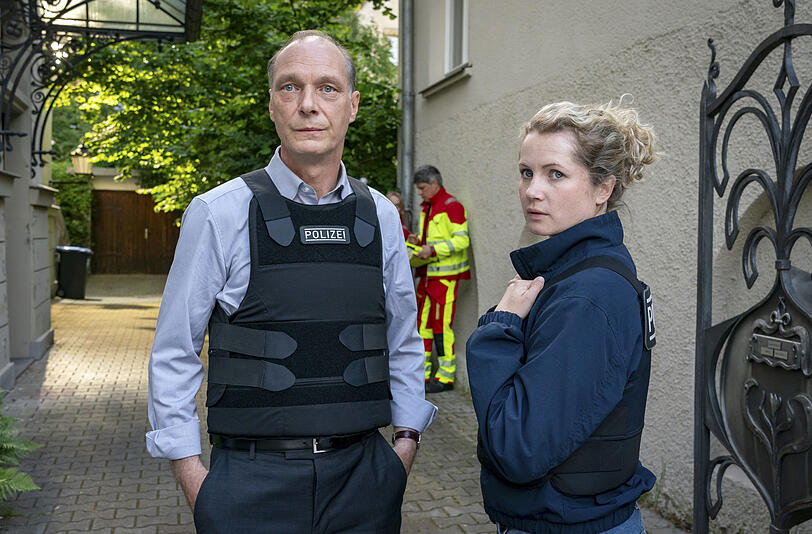 Im neuen "Tatort: Siebenschläfer" aus Dresden ermitteln Leonie Winkler (Cornelia Gröschel) und Peter Michael Schnabel (Martin Brambach) zu zweit. Karin Gorniak (Karin Hanczeswski) hatte mit der letzten Episode im Februar 2025 das Format verlassen.