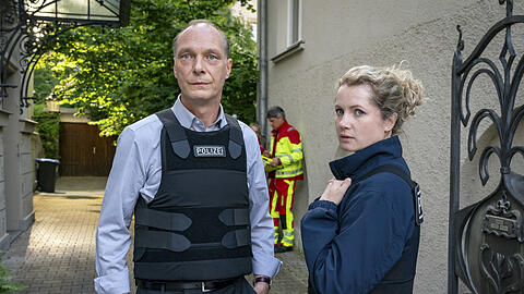 Im neuen "Tatort: Siebenschläfer" aus Dresden ermitteln Leonie Winkler (Cornelia Gröschel) und Peter Michael Schnabel (Martin Brambach) zu zweit. Karin Gorniak (Karin Hanczeswski) hatte mit der letzten Episode im Februar 2025 das Format verlassen. Im neuen "Tatort: Siebenschläfer" aus Dresden ermitteln Leonie Winkler (Cornelia Gröschel) und Peter Michael Schnabel (Martin Brambach) zu zweit. Karin Gorniak (Karin Hanczeswski) hatte mit der letzten Episode im Februar 2025 das Format verlassen.