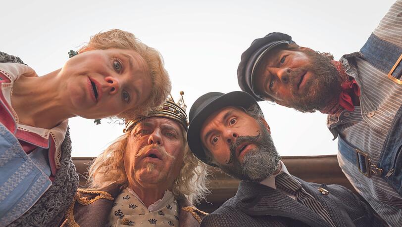 Frau Waas (Annette Frier, von links), König Alfons (Uwe Ochsenknecht), Herr Ärmel (Christoph Maria Herbst) und Lukas (Henning Baum) staunen nicht schlecht, als sie in einem mysteriösen Paket ein Baby finden. Frau Waas (Annette Frier, von links), König Alfons (Uwe Ochsenknecht), Herr Ärmel (Christoph Maria Herbst) und Lukas (Henning Baum) staunen nicht schlecht, als sie in einem mysteriösen Paket ein Baby finden.