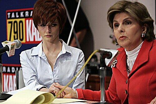 Ex-Porno-Star nun ganz züchtig: Veronica Siwik-Daniels alias Joslyn James (l.) mit ihrer Anwältin