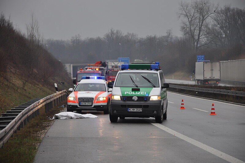 Vermutlich aufgrund einer Panne stieg ein Fahrer auf der A94 aus seinem Auto aus und wurde von einem herankommenden Lkw erfasst. Er starb an der Unfallstelle.