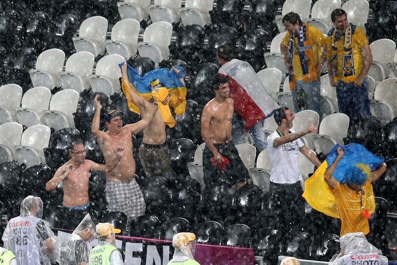 Ein heftiges Gewitter hat zu einer Unterbrechung der EM-Partie zwischen der Ukraine und Frankreich geführt. Die Bilder.