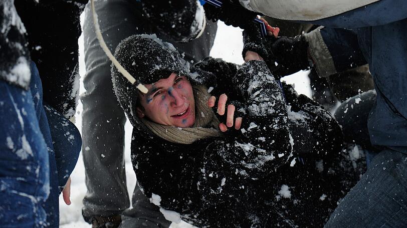 Wenn die Schneebälle fliegen: LMU vs TU im Englischen Garten.
