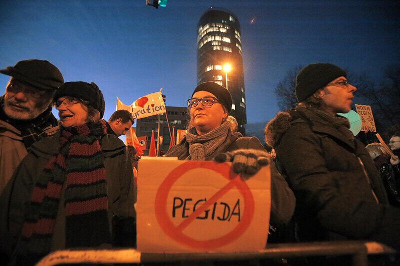 Gegner des islamkritischen «Pegida»-Bündnisses demonstrieren am 05.01.2015 in Köln. Die Pegida hat zur selben Zeit zu einer Demonstration in Köln aufgerufen.