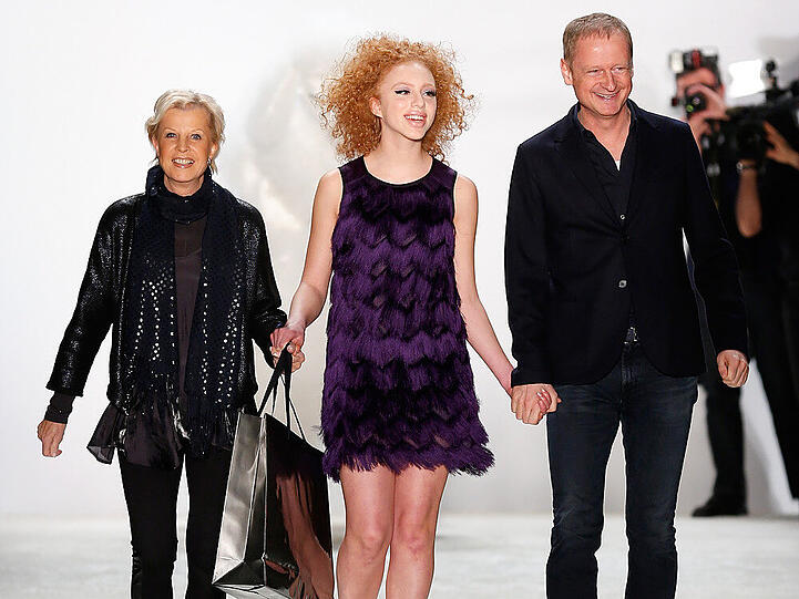 Fashion-Week-Debüt: Anna Ermakova (Mitte) und Riani-Chef-Designer Ulrich Schulte auf dem Runway