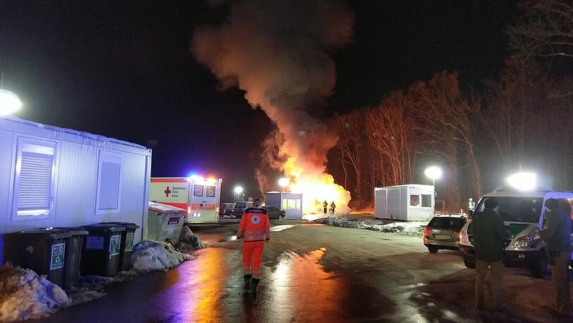 Am frühen Sonntagmorgen brannte ein Reisebus am Grenzübergang Walserberg komplett aus. Die Bilder vom Einsatz.
