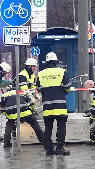 In der Chiemgaustraße wurden gleich zwei Schaltschränke der Telekom umgerissen - anschließend landeten sie auf dem Gehweg. Die Berufsfeuerwehr München sicherte die Einsatzstelle.