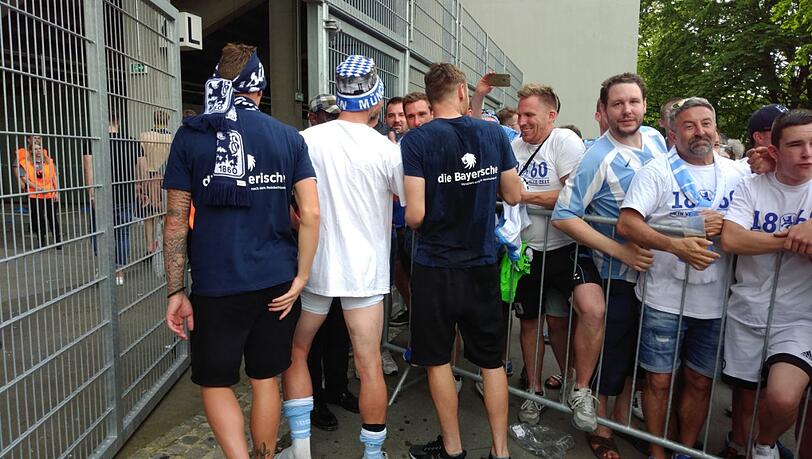Erstmal genug menschengebadet: Die Löwen-Spieler gehen nach der Spontan-Aufstiegsparty mit den Fans wieder ins Stadion. Erstmal genug menschengebadet: Die Löwen-Spieler gehen nach der Spontan-Aufstiegsparty mit den Fans wieder ins Stadion.