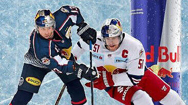 "Natürlich wollen wir ins Finale &ndash; und das dann auch gewinnen", sagt EHC-Kapitän Wolf (links) vor dem Duell gegen Salzburg um Trattnig.