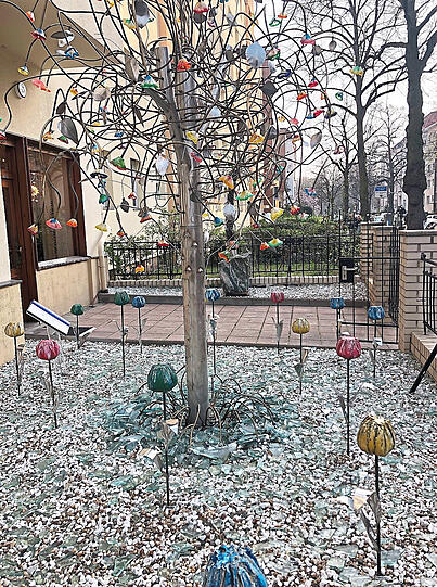"Wenn im April die Edelstahlbäume blühen, dann schieben sich endlich auch die Schrotter-Tulpen durch das Geröll-Glasscherben-Gemisch."