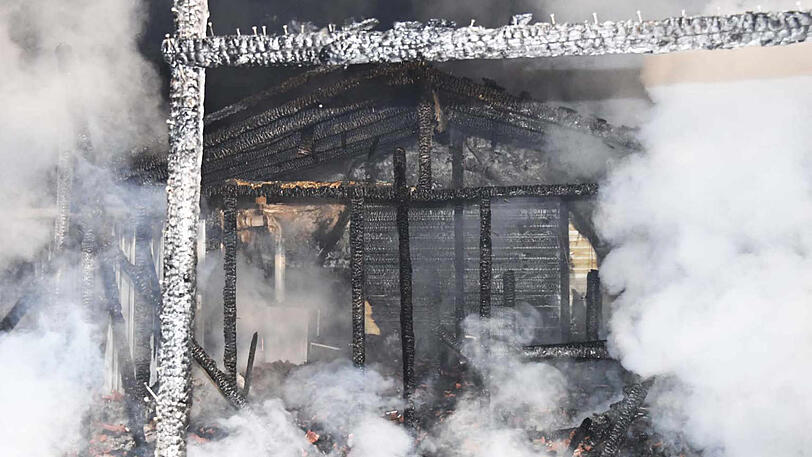 Die Hütte brannte komplett nieder, die Feuerwehr musste den Rest des Gebäudes sogar noch einreißen. Die Bilder vom Einsatzort.