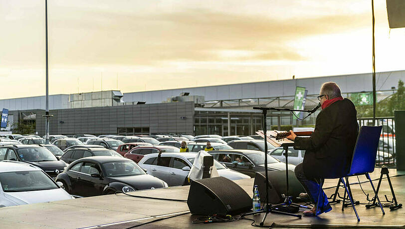Heinz Rudolf Kunze spielte sein erstes Autokonzert. Heinz Rudolf Kunze spielte sein erstes Autokonzert.