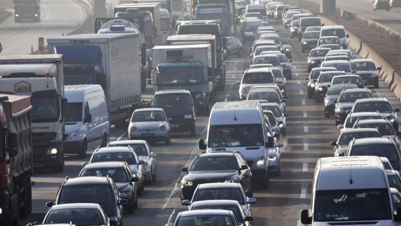 Es staut sich der Verkehr. (Archivbild) Es staut sich der Verkehr. (Archivbild)