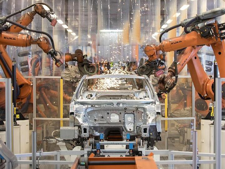 Teile eines VW Passat werden im Karosseriewerk im Volkswagen Werk Emden von Roboter zusammengefügt.
