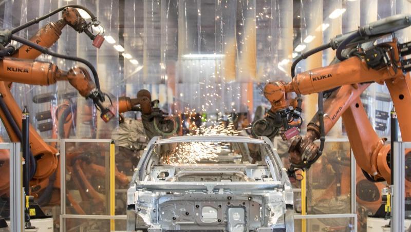 Teile eines VW Passat werden im Karosseriewerk im Volkswagen Werk Emden von Roboter zusammengefügt. Teile eines VW Passat werden im Karosseriewerk im Volkswagen Werk Emden von Roboter zusammengefügt.
