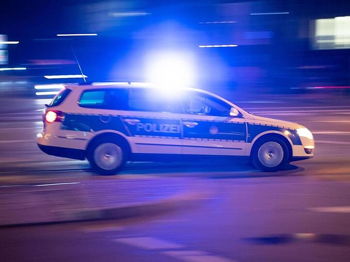 Nach einem tödlichen Verkehrsunfall ermittelt die Polizei wegen unterlassener Hilfeleistung. Foto: Lino Mirgeler/Archiv
