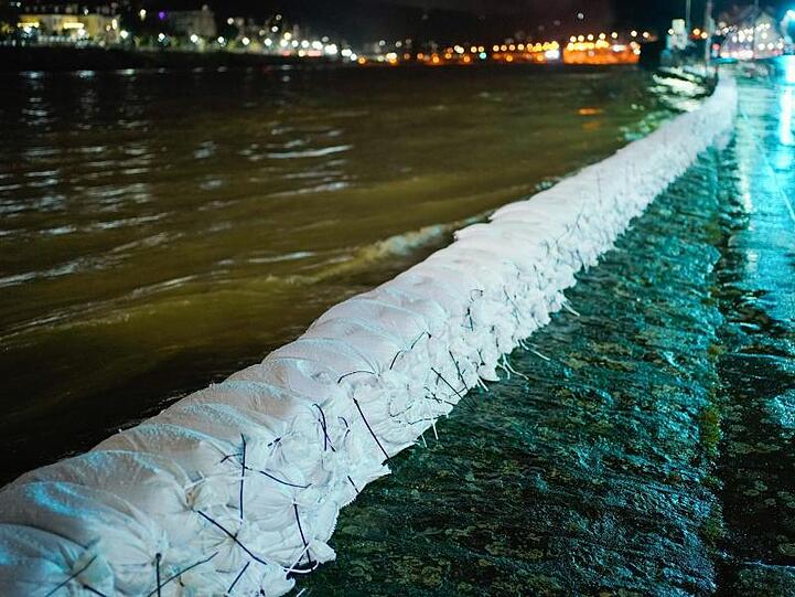 Der Neckar in Heidelberg führt Hochwasser.