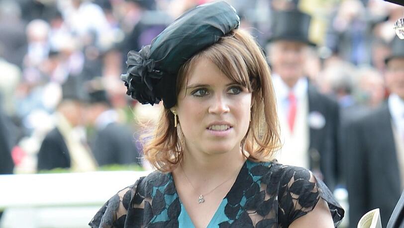 Alle Mitglieder der britischen Königsfamilie werden auf Schritt und Tritt beobachte. Doch während zum Beispiel Prinzessin Kate für ihren Look meist gefeiert wird, hagelte es für Prinzessin Eugenie viel Häme und Spott.