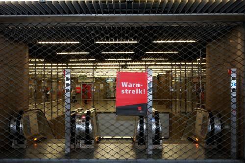 Kein Durchkommen - die Rolltore an den U-Bahnhöfen bleiben wohl auch bei einem zweiten Warnstreik Ende Februar zu.