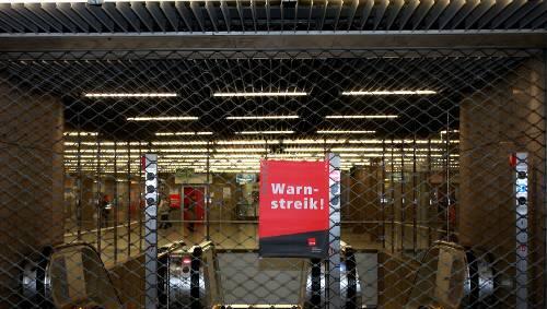 Kein Durchkommen - die Rolltore an den U-Bahnhöfen bleiben wohl auch bei einem zweiten Warnstreik Ende Februar zu. Kein Durchkommen - die Rolltore an den U-Bahnhöfen bleiben wohl auch bei einem zweiten Warnstreik Ende Februar zu.