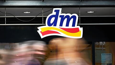 Aus Gründen des Verbraucherschutzes ruft dm ein Handserum zurück. (Archivbild)