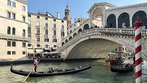 Eine Gondel an der Rialtobrücke in Venedig. In der Nähe der berühmten Brücke geschah 2013 das Unglück. (Symbolfoto)