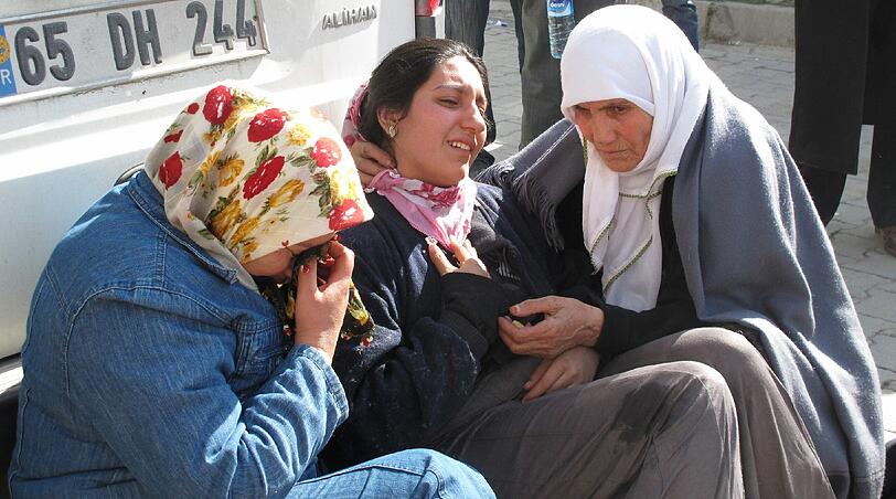 Türkische Frauen weinen um die Opfer. Die Suche nach den Verschütteten wird wohl noch andauern.