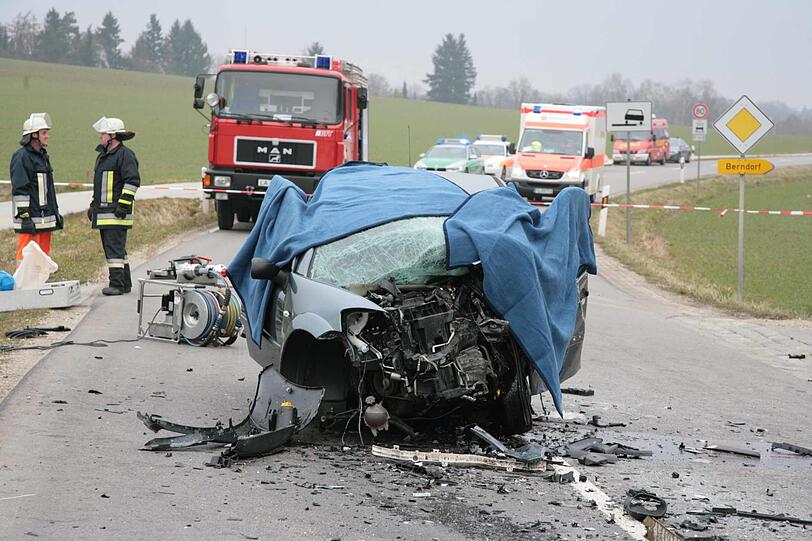 Der Horror-Crash von Berndorf. Die Bilder vom Unfallort.