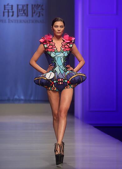 Weitere heiße Looks auf den Catwalks in aller Welt
