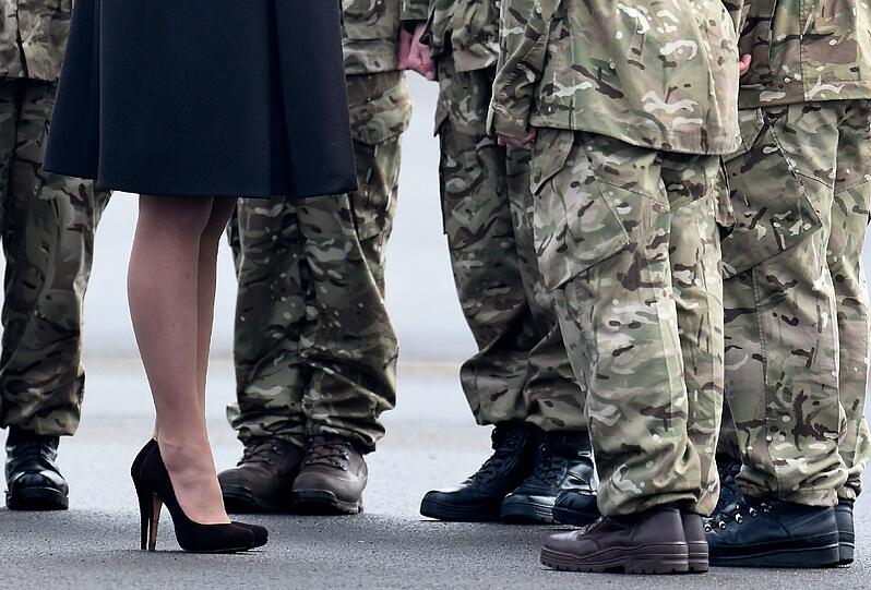 Herzogin Kate überreicht den Soldaten des Regiments Irish Guards am St. Patrick's Day  Sträußchen aus Kleeblättern