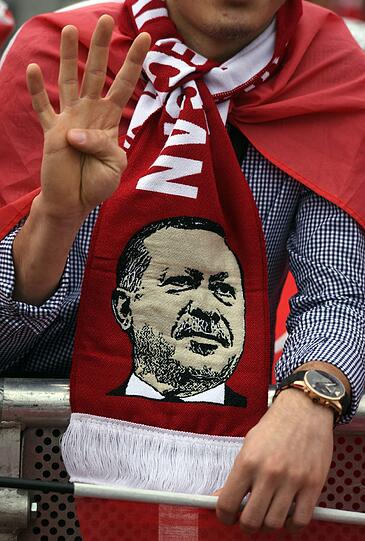 Ca. 30.000 Deutsch-Türken solidarisieren sich in Köln bei einer Kundgebung mit dem türkischen Staatspräsidenten Erdogan - die Bilder.