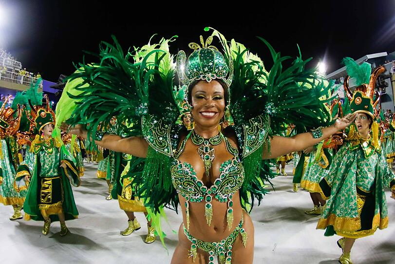 Athletische Tänzer, heiße Rhythmen und kunstvolle Kostüme - die Bilder vom Karneval aus dem Sambadrom in Rio de Janeiro.