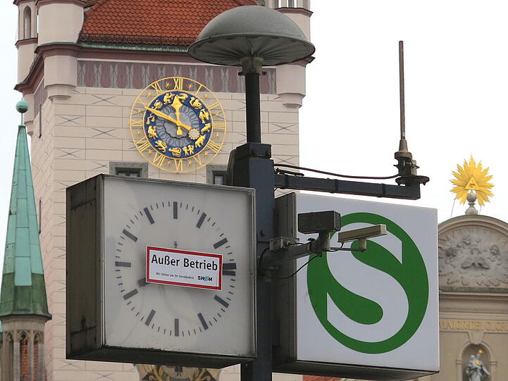 Eine öffentliche Uhr an der U-Bahnstation Marienplatz ist außer Betrieb. Kein Problem - dafür gibt's eine Luxus-Lösung!