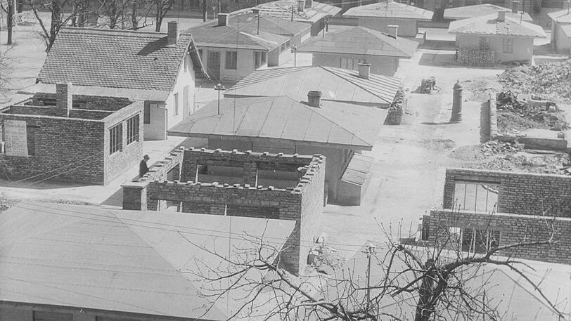 Wiederaufbau: Nach dem Krieg baut man die Häuser in Stein.