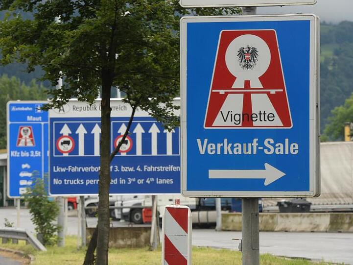 Ein Schild mit der Aufschrift "Vignette - Verkauf-Sale" steht kurz vor dem Grenzübergang. Foto: Felix Kästle/dpa/Archivbild
