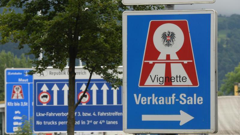 Ein Schild mit der Aufschrift "Vignette - Verkauf-Sale" steht kurz vor dem Grenzübergang. Foto: Felix Kästle/dpa/Archivbild Ein Schild mit der Aufschrift "Vignette - Verkauf-Sale" steht kurz vor dem Grenzübergang. Foto: Felix Kästle/dpa/Archivbild