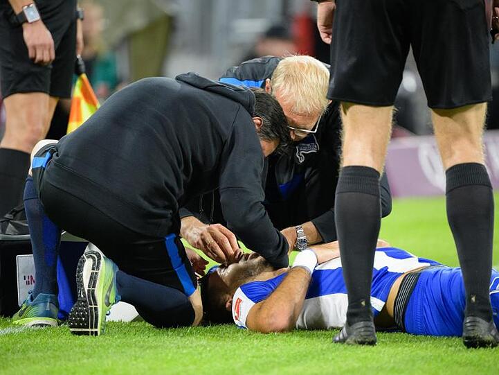 Herthas Marko Grujic musste nach seinem Treffer behandelt werden.