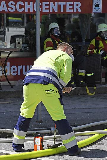 Feuerwehren aus den Landkreisen München und Freising sowie der Stadt München (40-Tonnen-Mobilkran) waren im Einsatz.