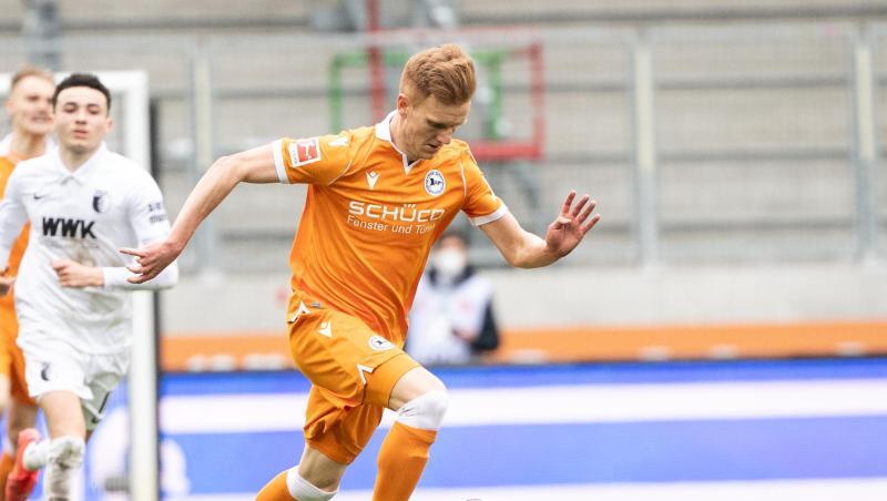 Christian Gebauer von Arminia Bielefeld spielt den Ball.