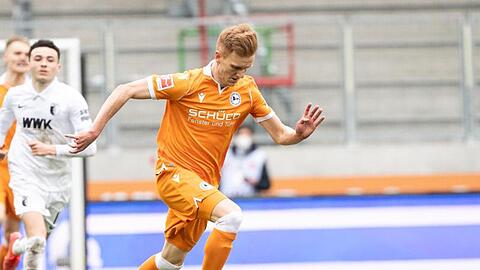 Christian Gebauer von Arminia Bielefeld spielt den Ball.