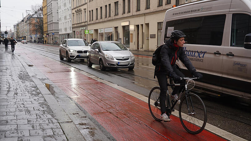 Auch bei Schmuddelwetter wird der Radweg an der Fraunhoferstraße genutzt - eher von Hartgesottenen.