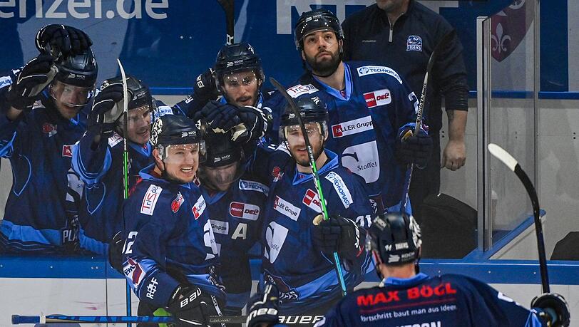 Die Mannschaft von Straubing jubelt nach dem Treffer zum 4:1 gegen Mannheim. Die Mannschaft von Straubing jubelt nach dem Treffer zum 4:1 gegen Mannheim.