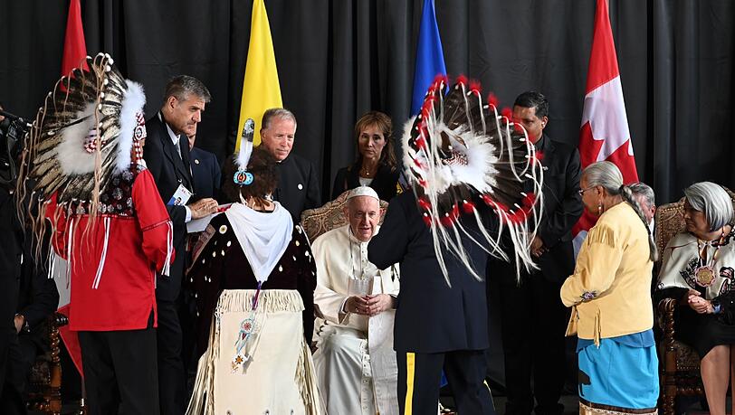 Papst Franziskus wird von Vertretern der Kanadischen Ureinwohner in Edmonton begrüßt.