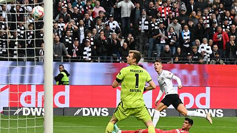 Frankfurts Jesper Lindström (r) ließ Leverkusens Torwart Lukas Hradecky keine Chance.